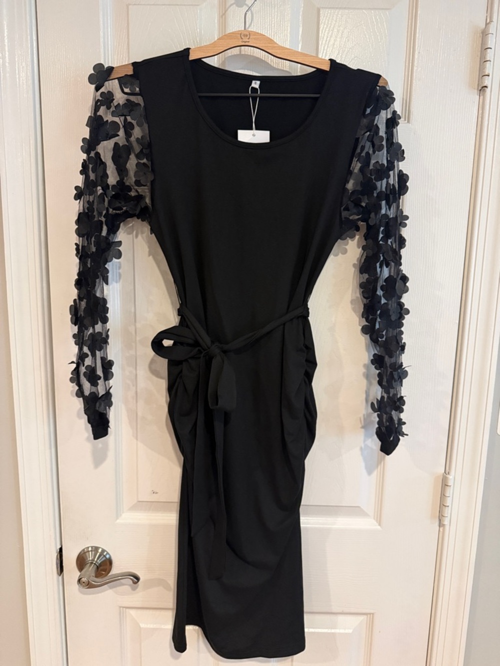 Boutique Elegant Black Floral-Applique Sleeve Dress with Waist Tie Size Small NW